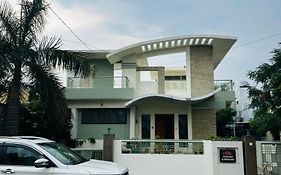 Private & Elegant 3Bhk Villa, Hillside Hideaway, 10 Mins From Mh Bus Stand